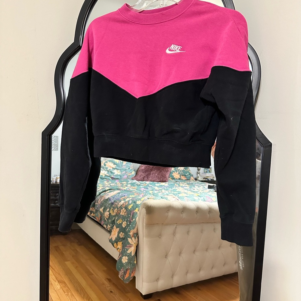Nike Women's Fuchsia and Black Cropped Sweatshirt
